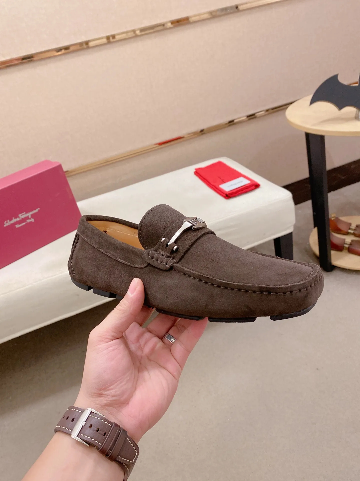Factory price: 540💰High-end quality! Ferragamo🆕🆕Exclusive hot-selling products in stock🔥🔥New products on the shelves, high-quality Ferragamo men's pea shoes, high-end casual driving shoes, with complete packaging! 💪 💪 Material: imported suede cowhide 🐂 + imported high-quality water-dyed cowhide lining + wear-resistant outsole 👍🏻👍🏻 Features: high-end and comfortable, purely handmade 🚀 🚀 Create the perfect shoe that suits you best 🔥 🔥 Size: (38-44) 45 standard size can be customized!